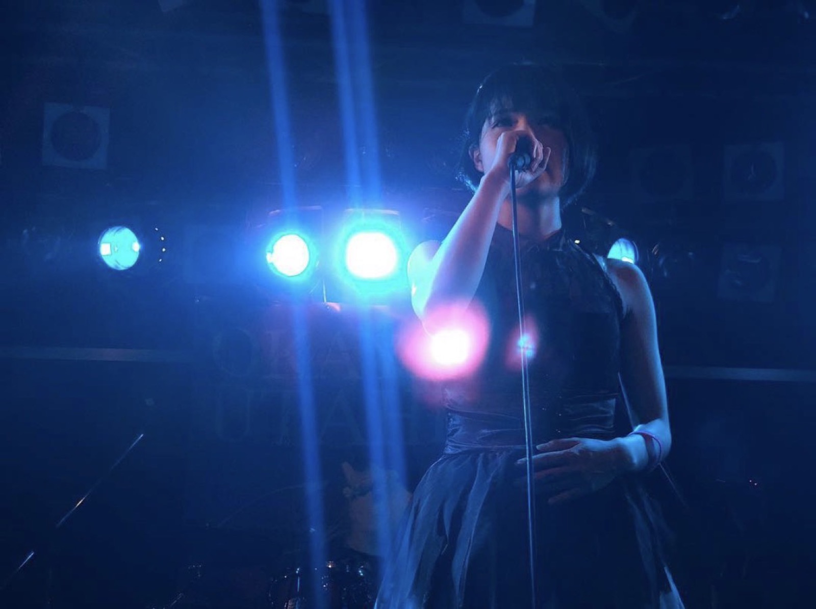 ライブハウスで歌う木村千鶴