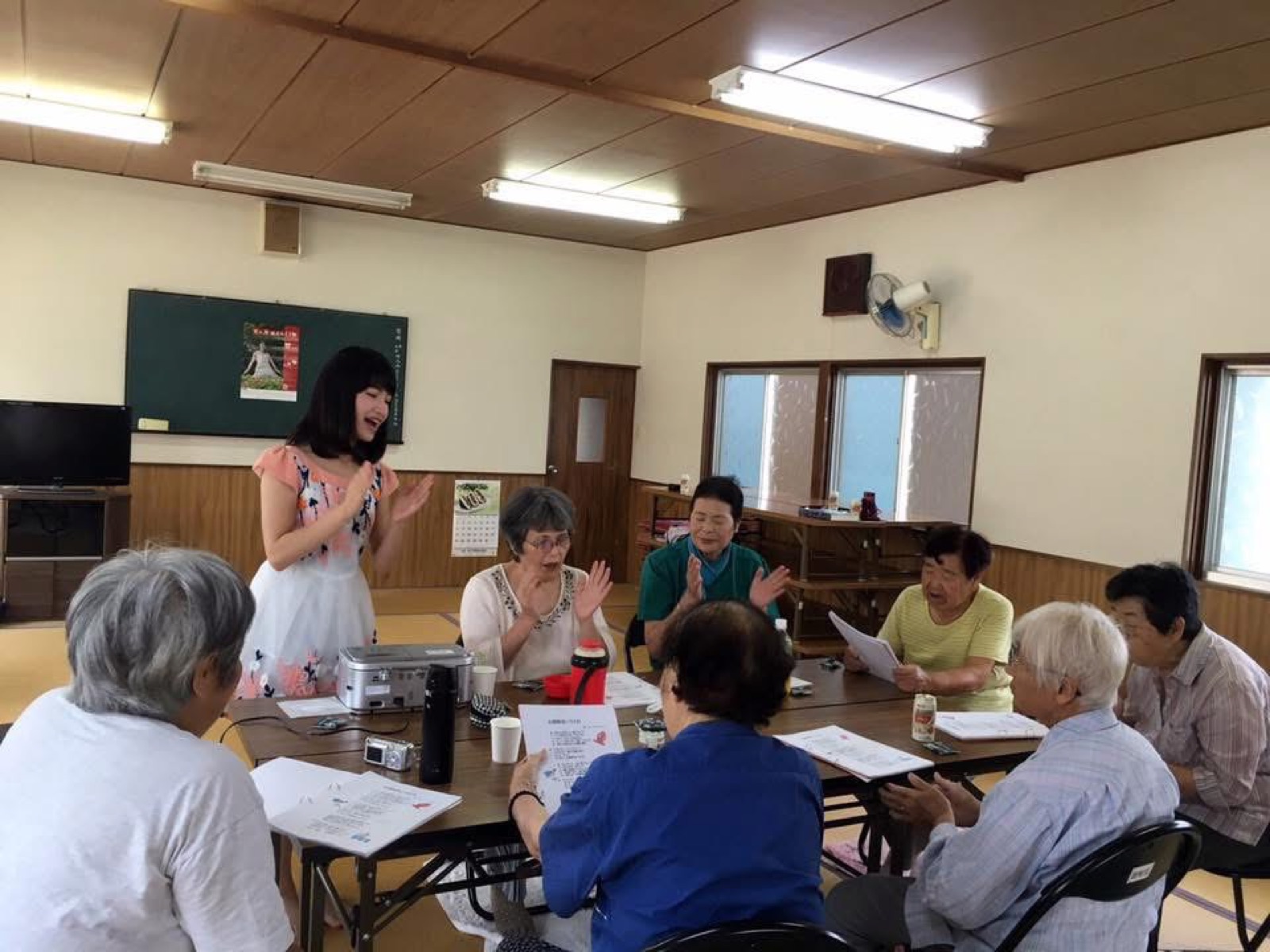 参加者と歌いながら体を動かす木村千鶴