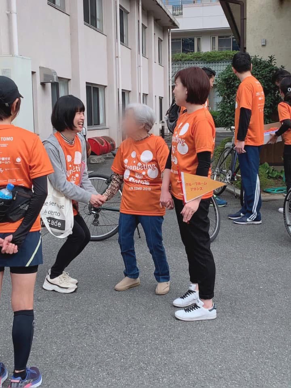 地域のイベントで参加者と手をつなぐ木村千鶴