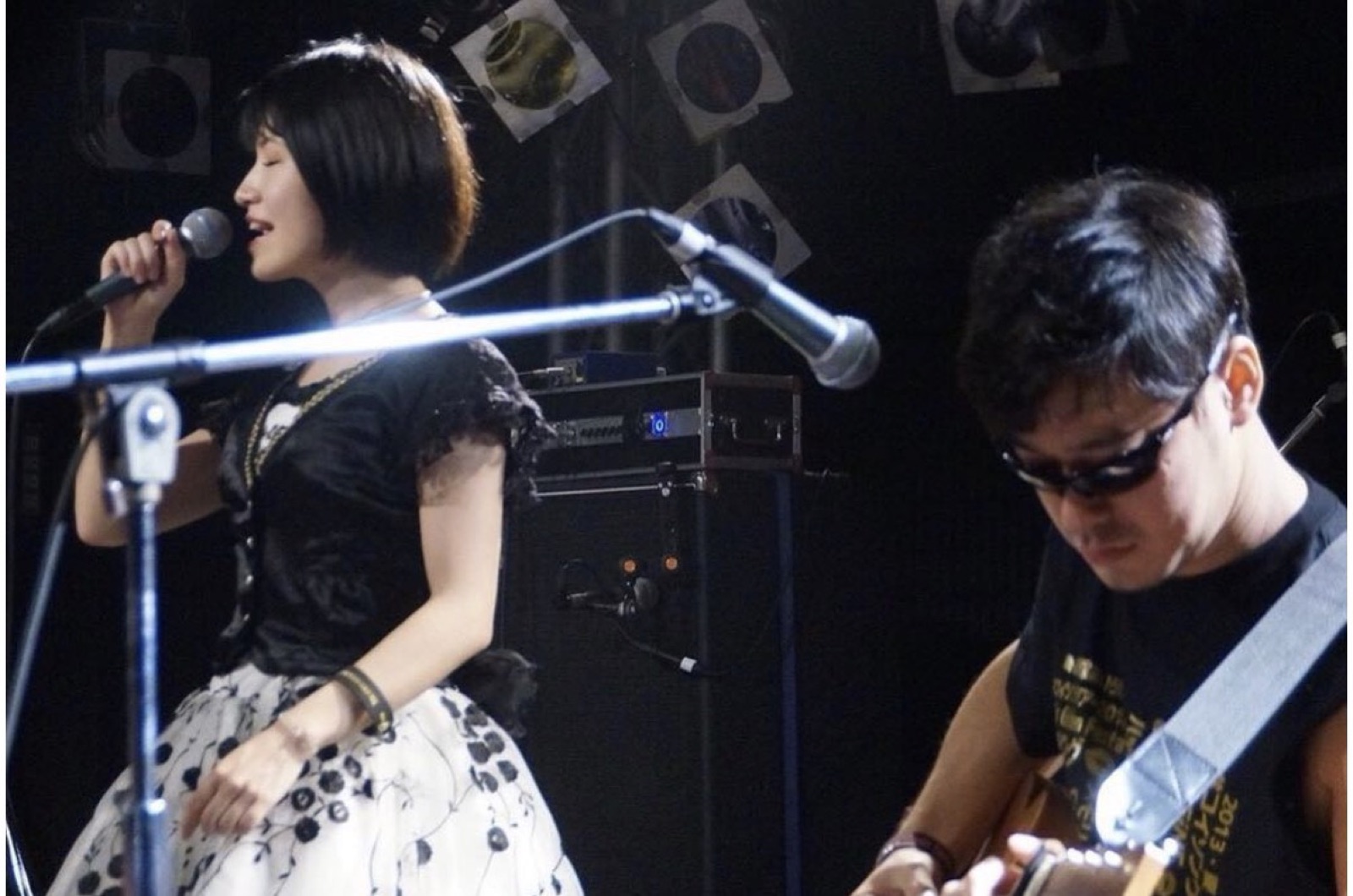 バンドとともにライブハウスで歌う木村千鶴