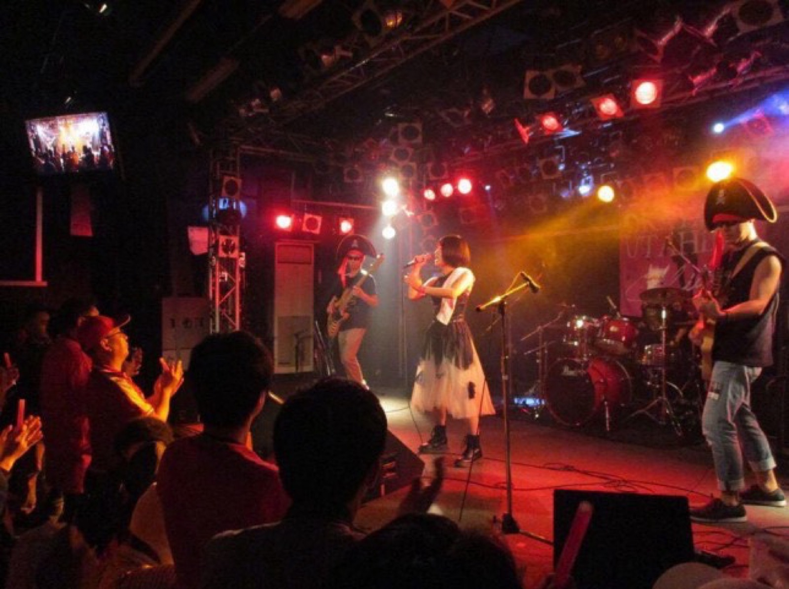 満員のライブハウスのステージで歌う木村千鶴