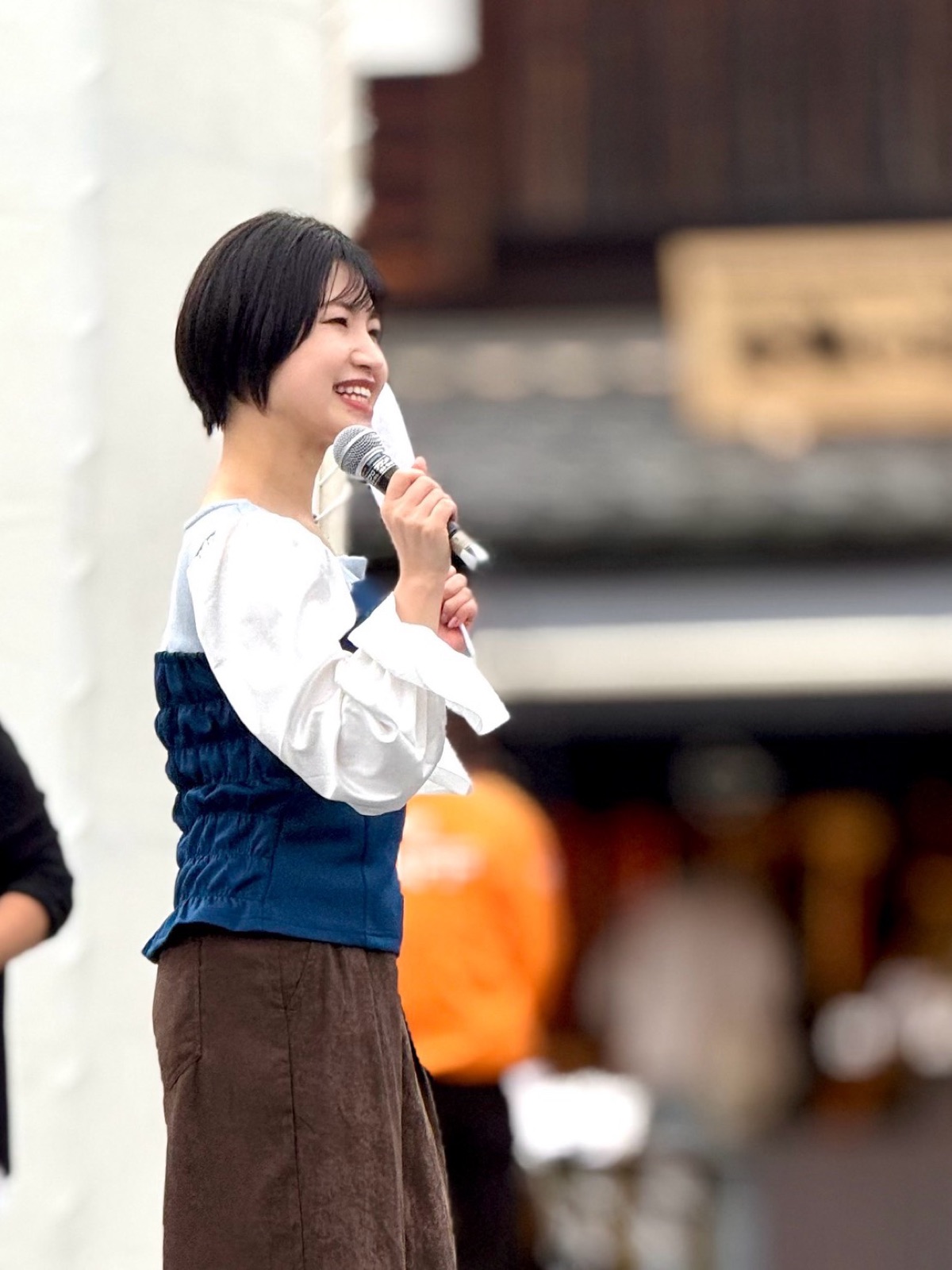屋外イベントで司会をする木村千鶴