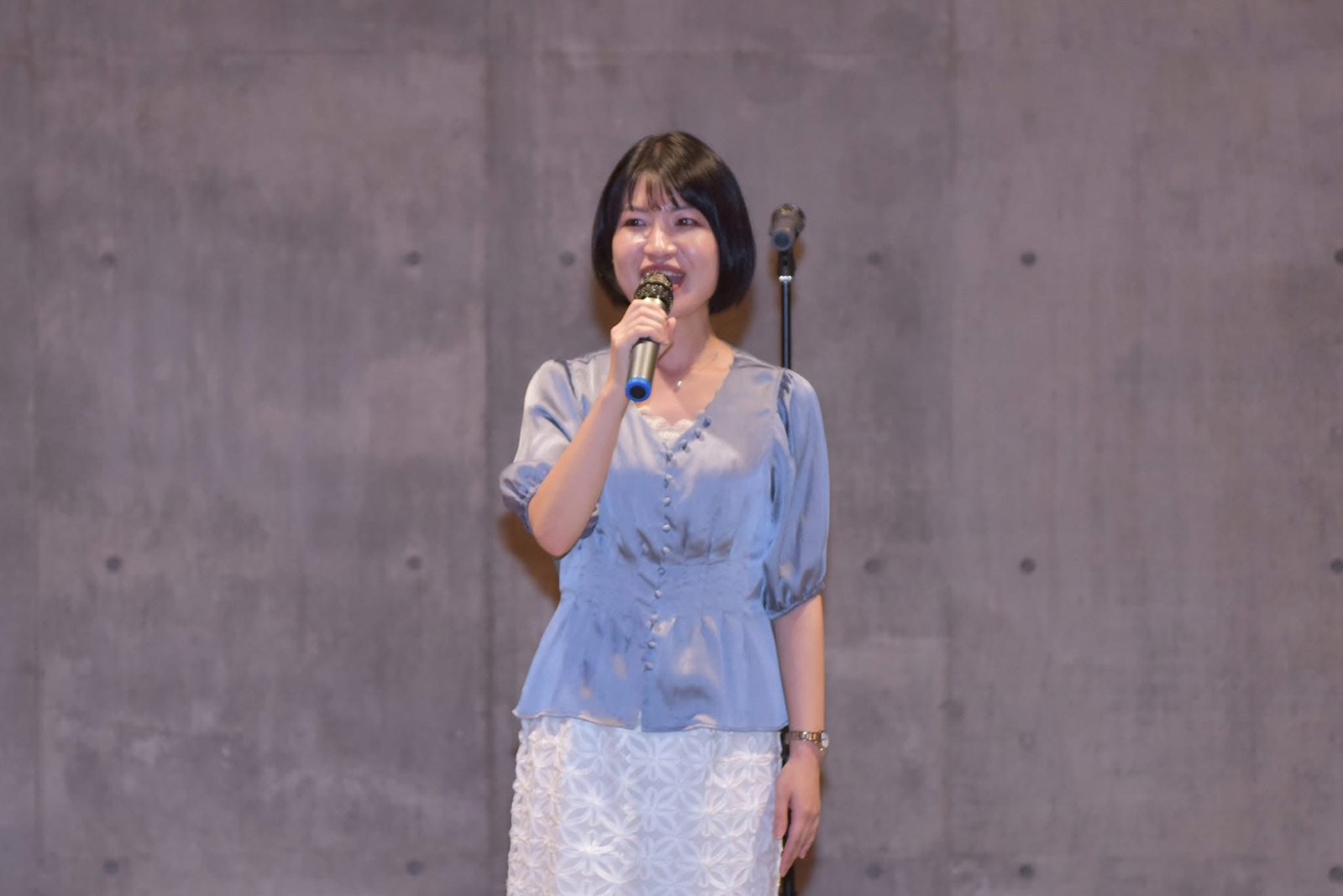 ステージでマイクを持つ木村千鶴
