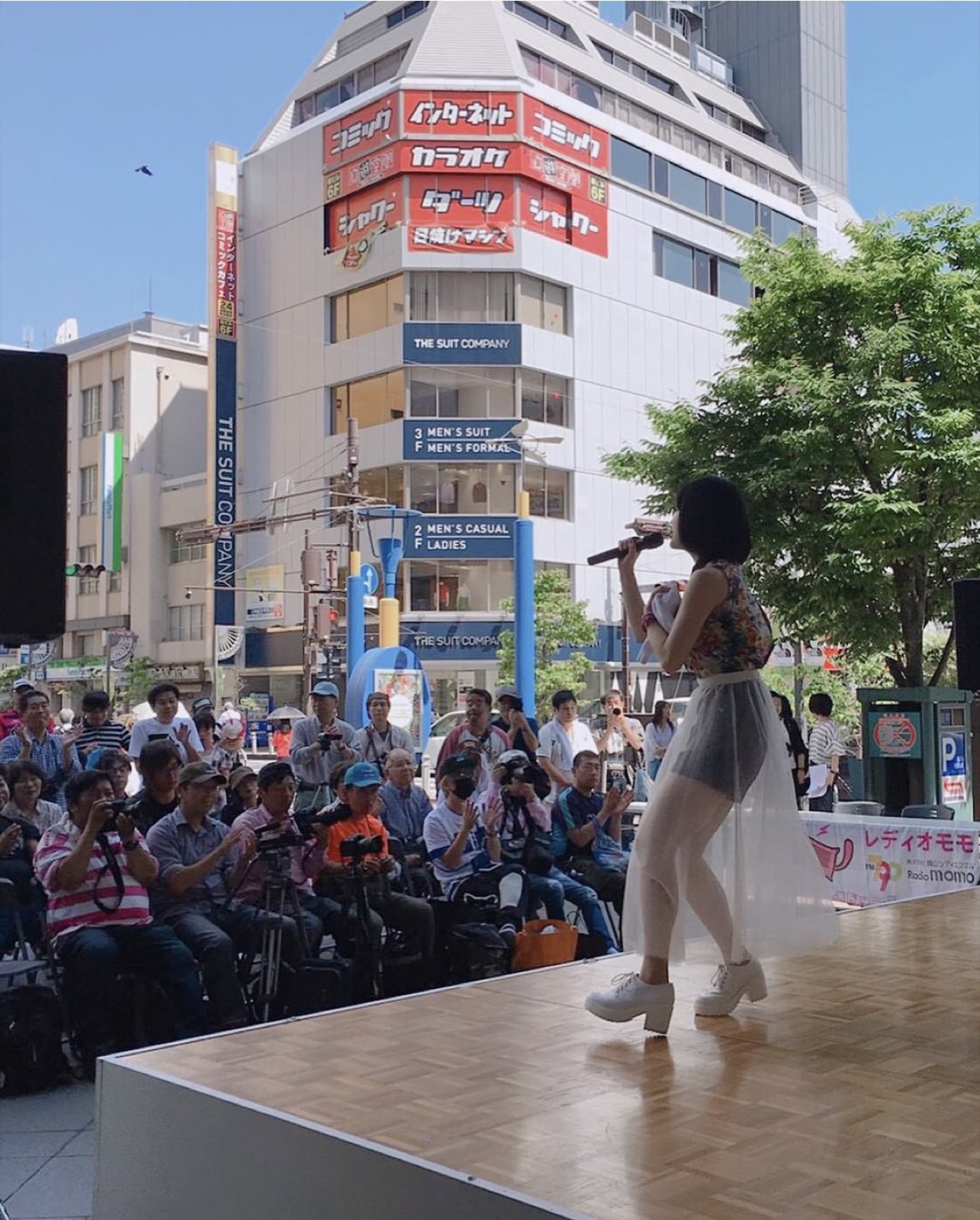 屋外ステージで大勢の観客を前に歌う木村千鶴