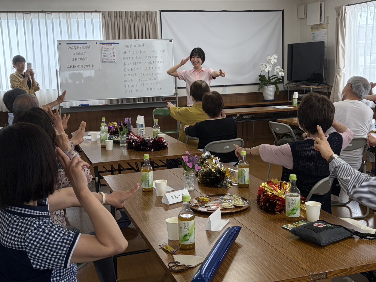健康教室で参加者と一緒に歌う木村千鶴