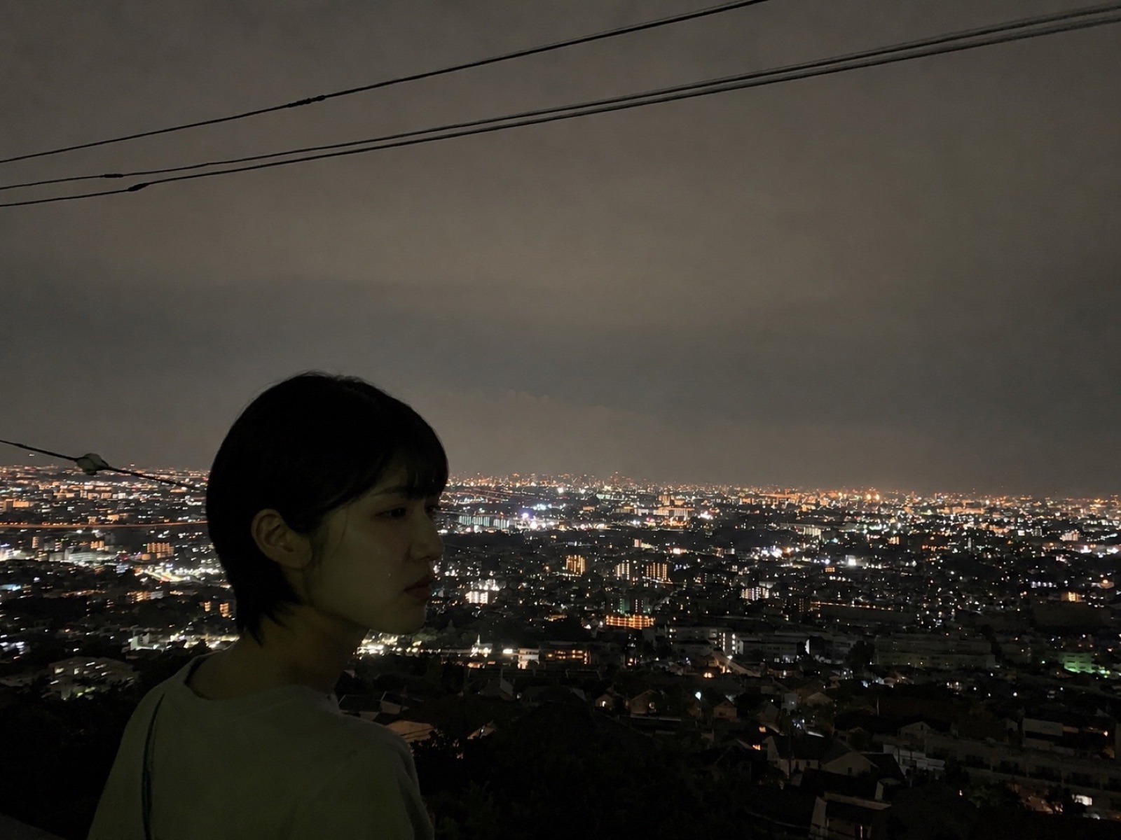 夜景を見つめる木村千鶴